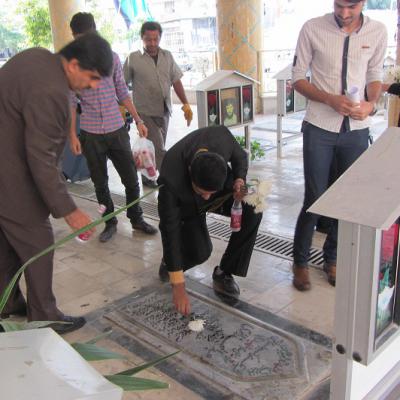 تصاویری از زیارت و غبار روبی گلزار شهدا در هفته بسیج