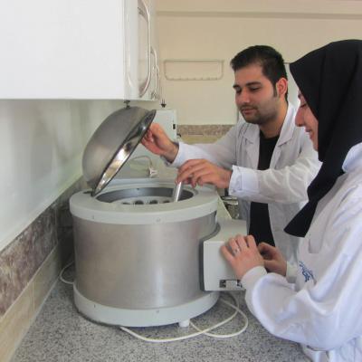 تصاویری از حضور دانشجویان در آزمایشگاه های صنایع شیمیای و غذایی